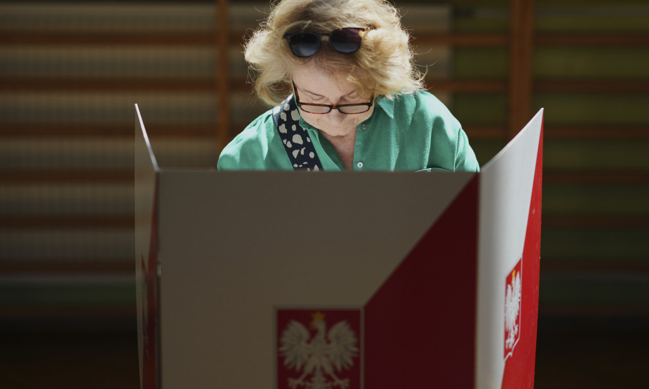 TESNA TRKA U POLJSKOJ: Navrocki vodi sa 50,7% glasova prema izlaznoj anketi (FOTO)