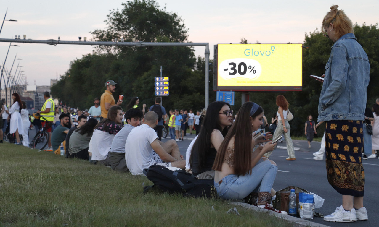 ZAVRŠEN PROTEST STUDENATA U BLOKADI Ponovo uspostavljen saobraćaj preko Brankovog mosta i Gazele (FOTO/VIDEO)
