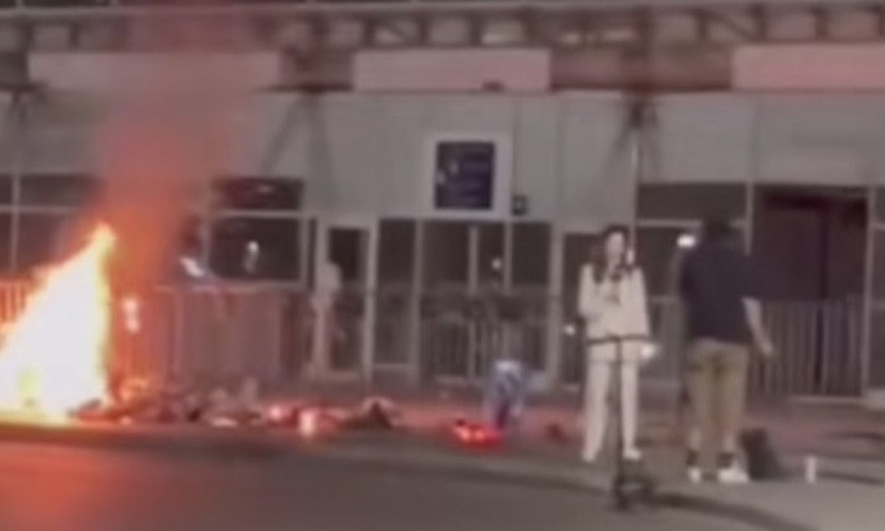 POŽAR ISPRED ŽELEZNIČKE STANICE U NOVOM SADU Zapalile se sveće, cveće i igračke ostavljene povodom tragedije (VIDEO)