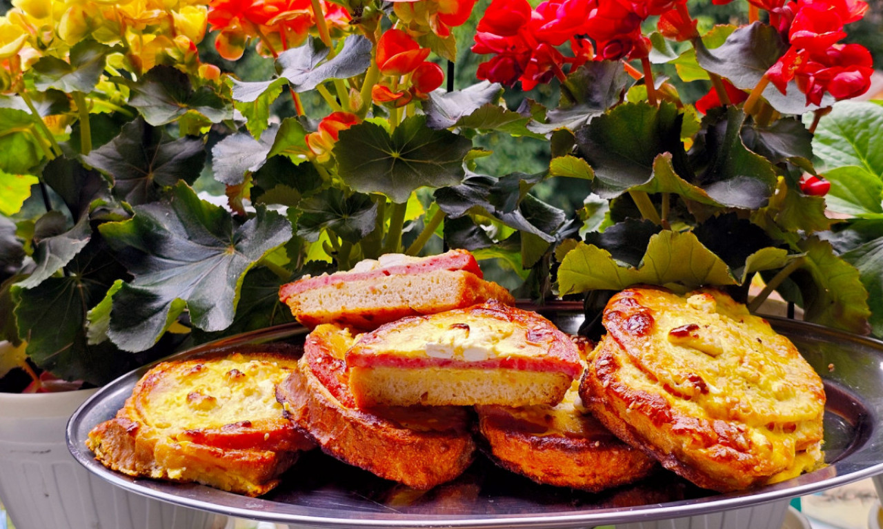 NAJBRŽI DORUČAK IZ RERNE Zapečeni hleb sa sirom i šunkom – jeftino, brzo i svi ga obožavaju!