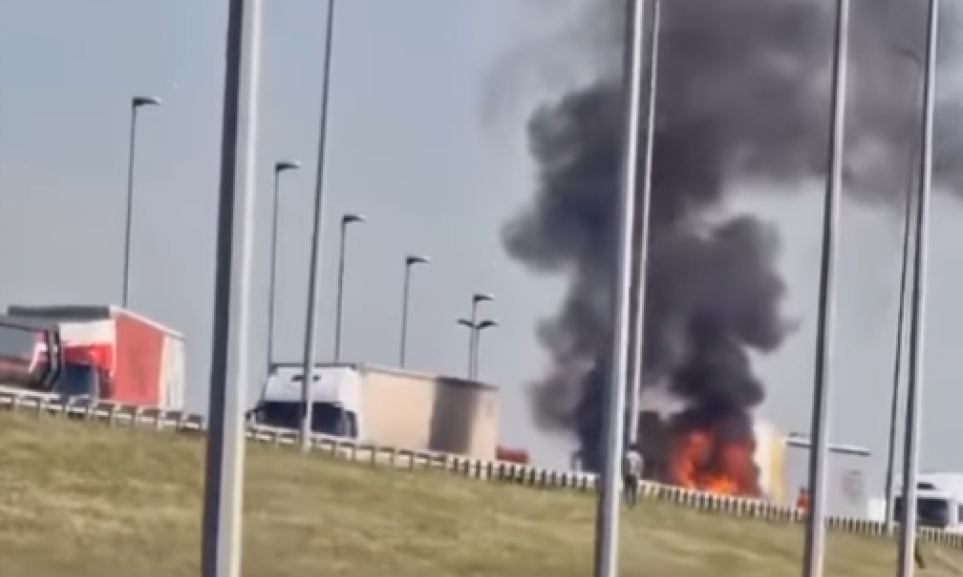 POŽAR NA AUTO-PUTU, STVARA SE ZASTOJ! Oprez ako ste krenuli ka aerodromu - buktinja je nasred puta (VIDEO)