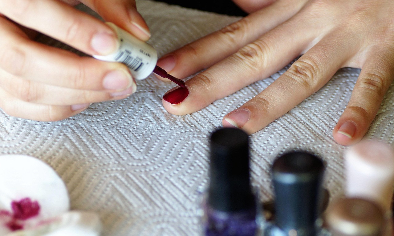 TRIKOVI ZA LEPE NOKTE Kako da ti običan lak traje i do nedelju dana ( KORAK PO KORAK)