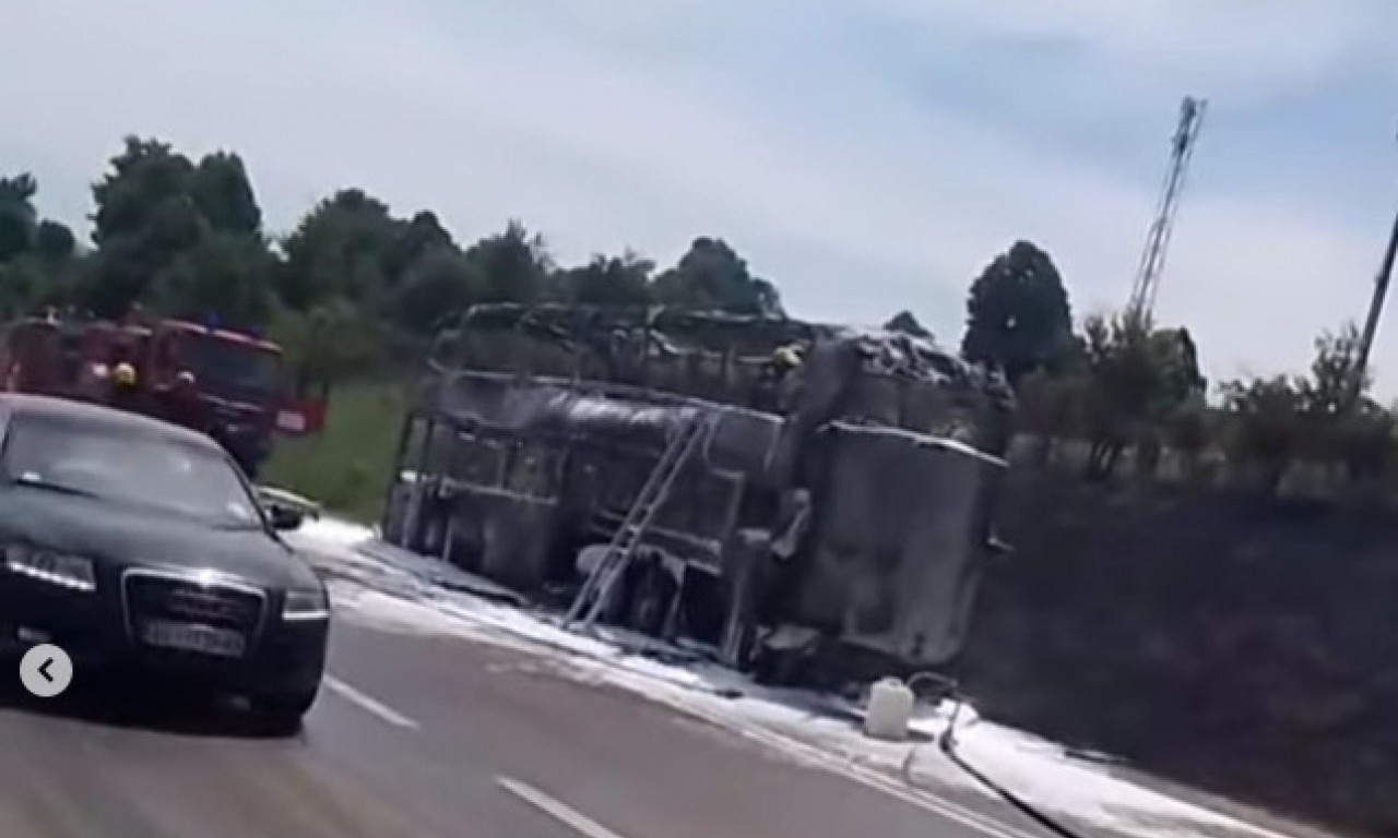 ZAPALIO SE AUTOBUS PUN DECE! Đaci  krenuli na ekskurziju, pa u panici bežali iz plamena (FOTO+VIDEO)