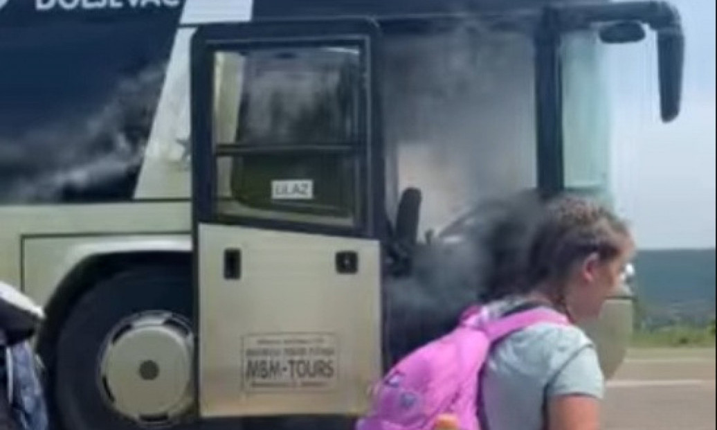 SNIMAK OD KOG ĆE SE SVAKI RODITELJ NAJEŽITI Pogledajte kako deca izlaze iz autobusa koji se pretvara u buktinju (VIDEO)