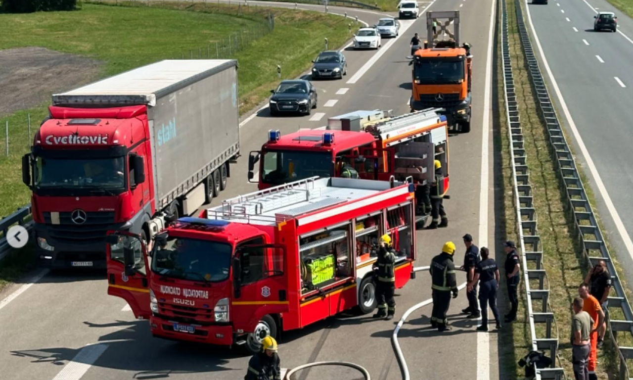 STRAVIČNA NESREĆA NA AUTO-PUTU KOD SIRIGA: Automobil podleteo pod kamion, vatrogasci izvlačili vozača (FOTO/VIDEO)