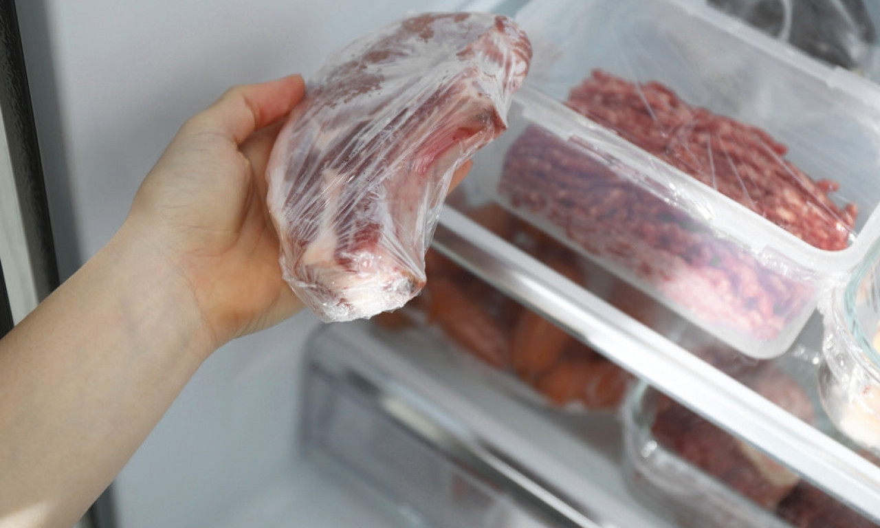 KAKO DA BRZO ODMRZNETE MESO Ne, ne morate da ga stavljate u vrelu vodu...