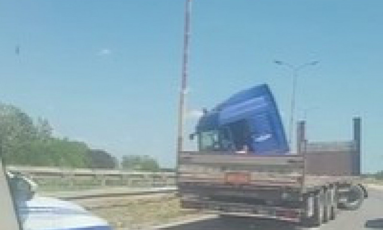KAMION SE ZAKUCAO U BANKINU Haos na putu Beograd - Pančevo (VIDEO)