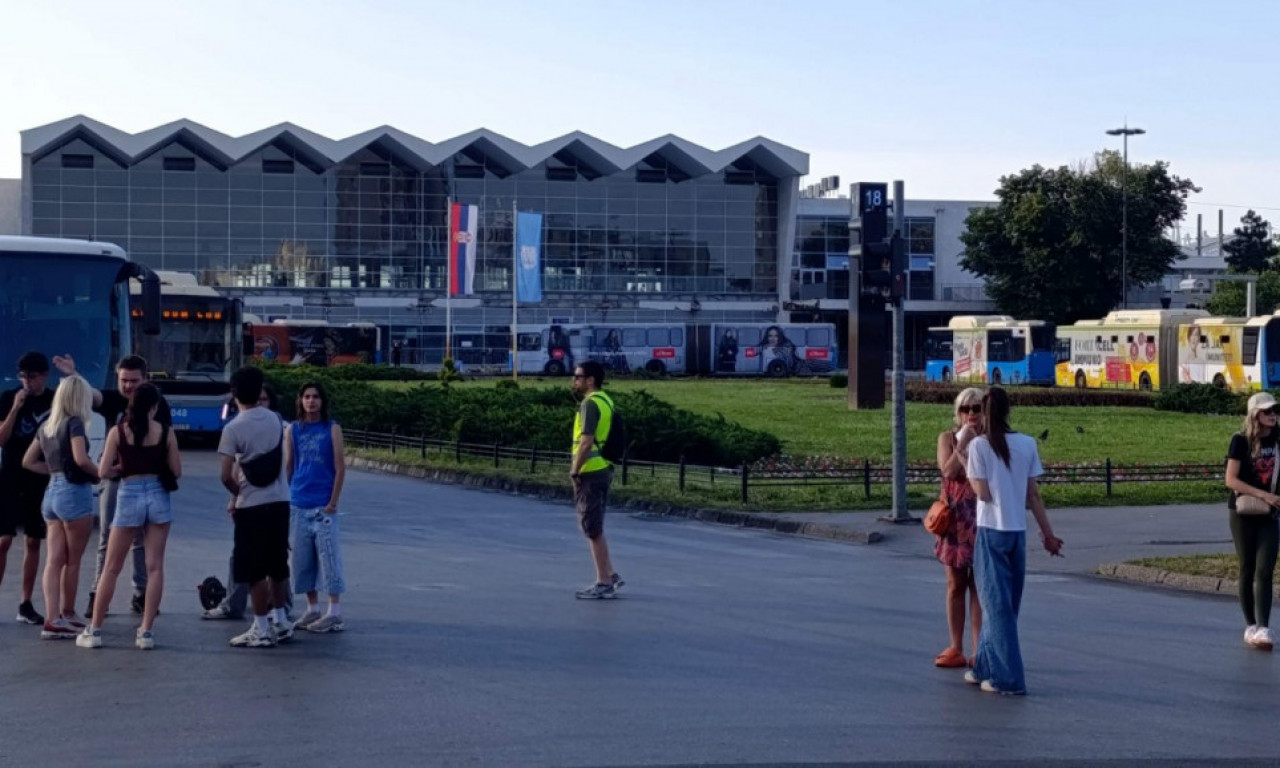 NOVI SAD STAO NA SAT VREMENA Održana blokada 30 raskrsnica (FOTO/VIDEO)
