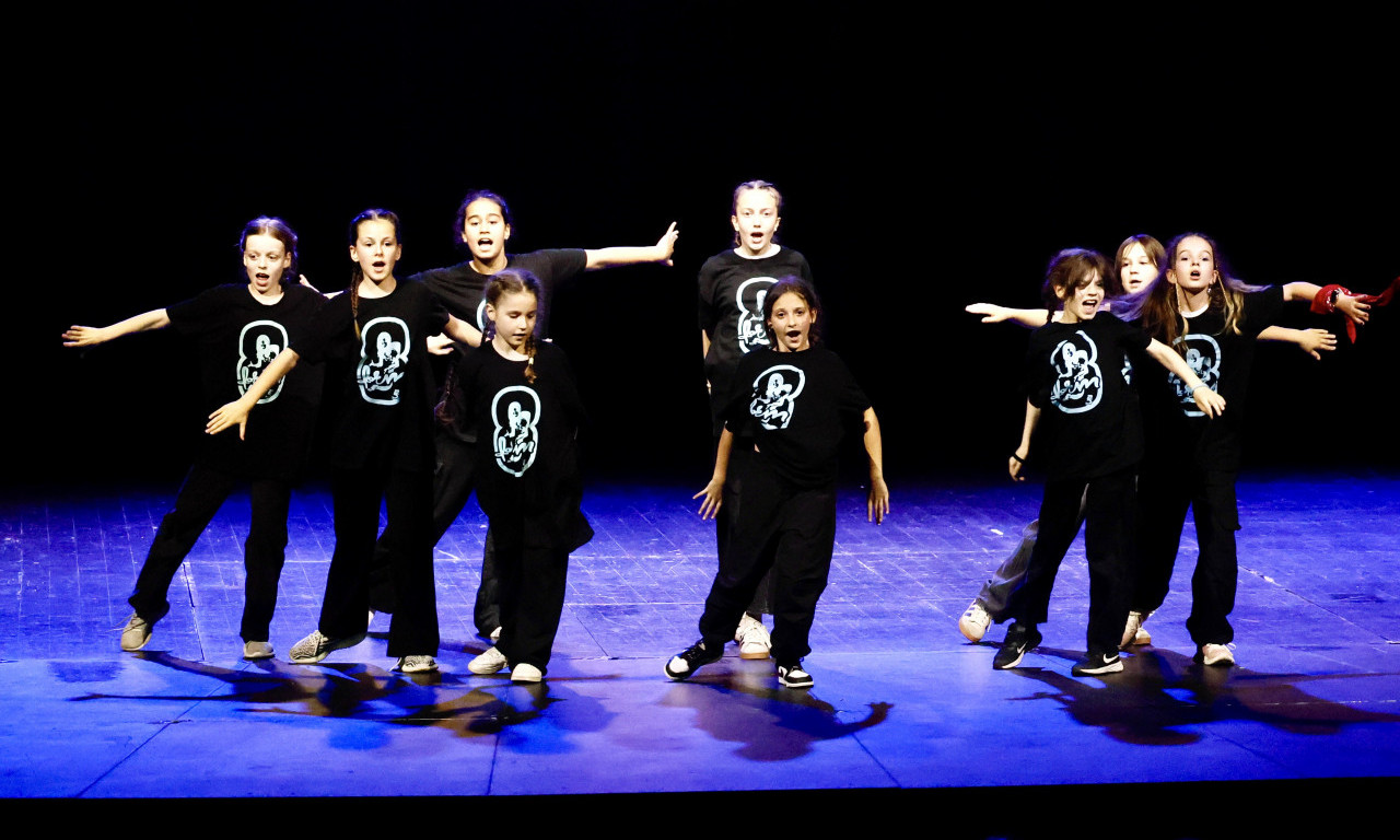 PLESOM ZA ANU: Form8 dirljivo obeležio kraj sezone u MTS dvorani (FOTO)