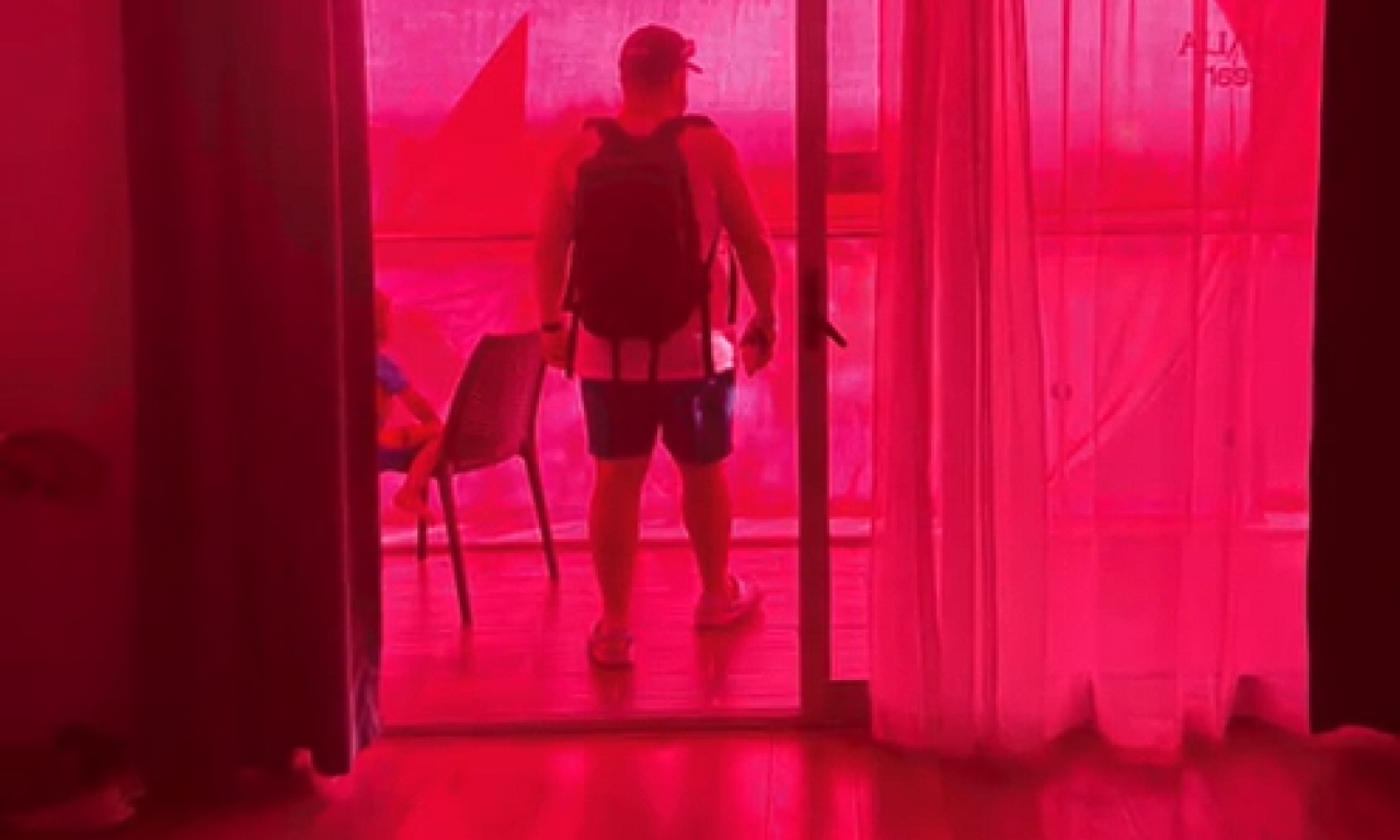 PAR SA DETETOM PLATIO SOBU SA POGLEDOM NA BAZEN, A DOBIO - NIŠTA! "Živeli smo kao u šatoru" (VIDEO)