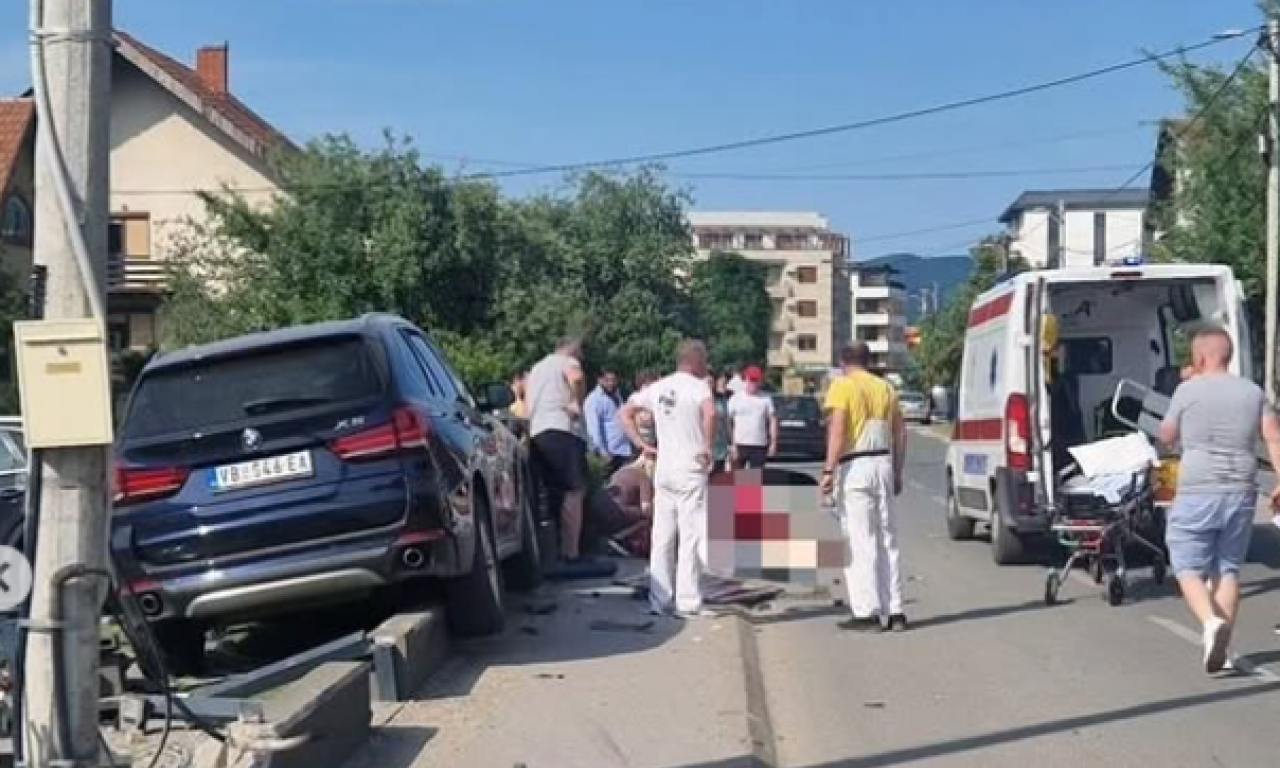 TEŠKA NESREĆA U VRNJAČKOJ BANJI: Vozač BMW-a izgubio kontrolu, izleteo na trotoar i pokupio ženu (FOTO)