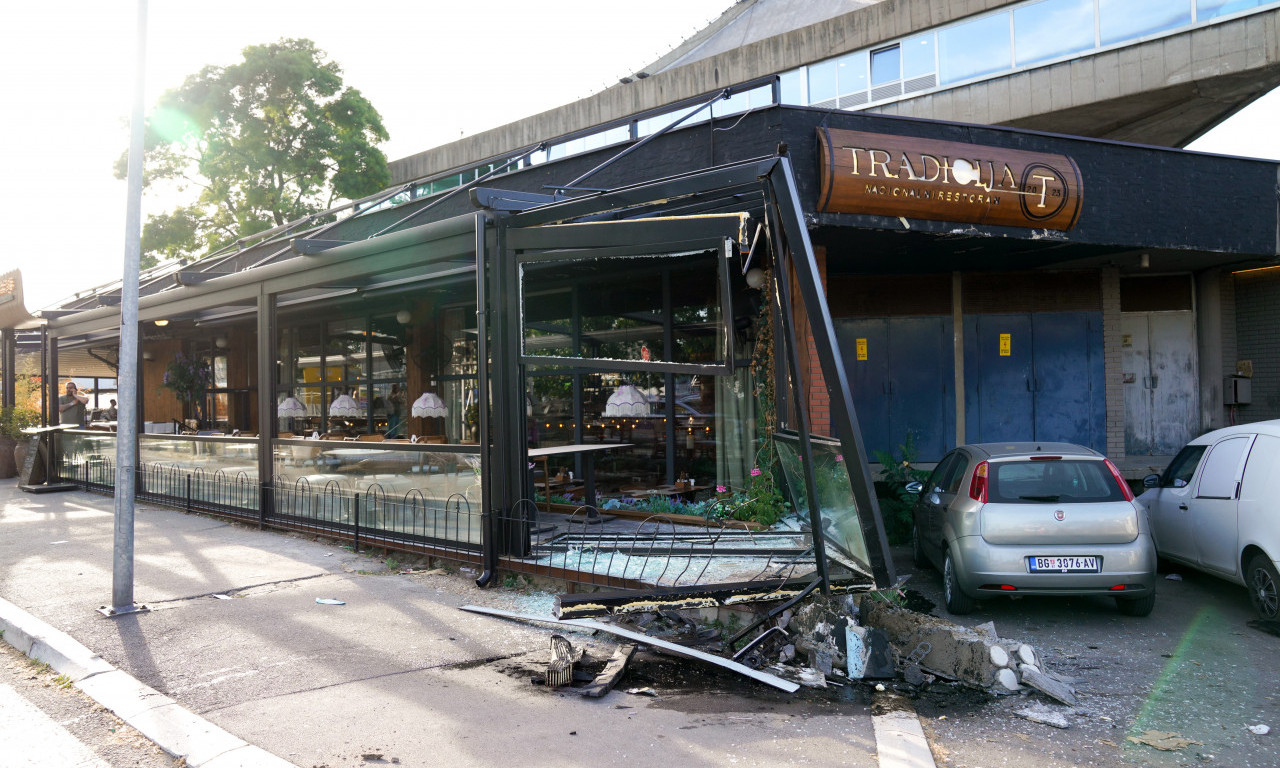FOTOGRAFIJE UŽASA SA DORĆOLA: Automobil uleteo u baštu restorana!