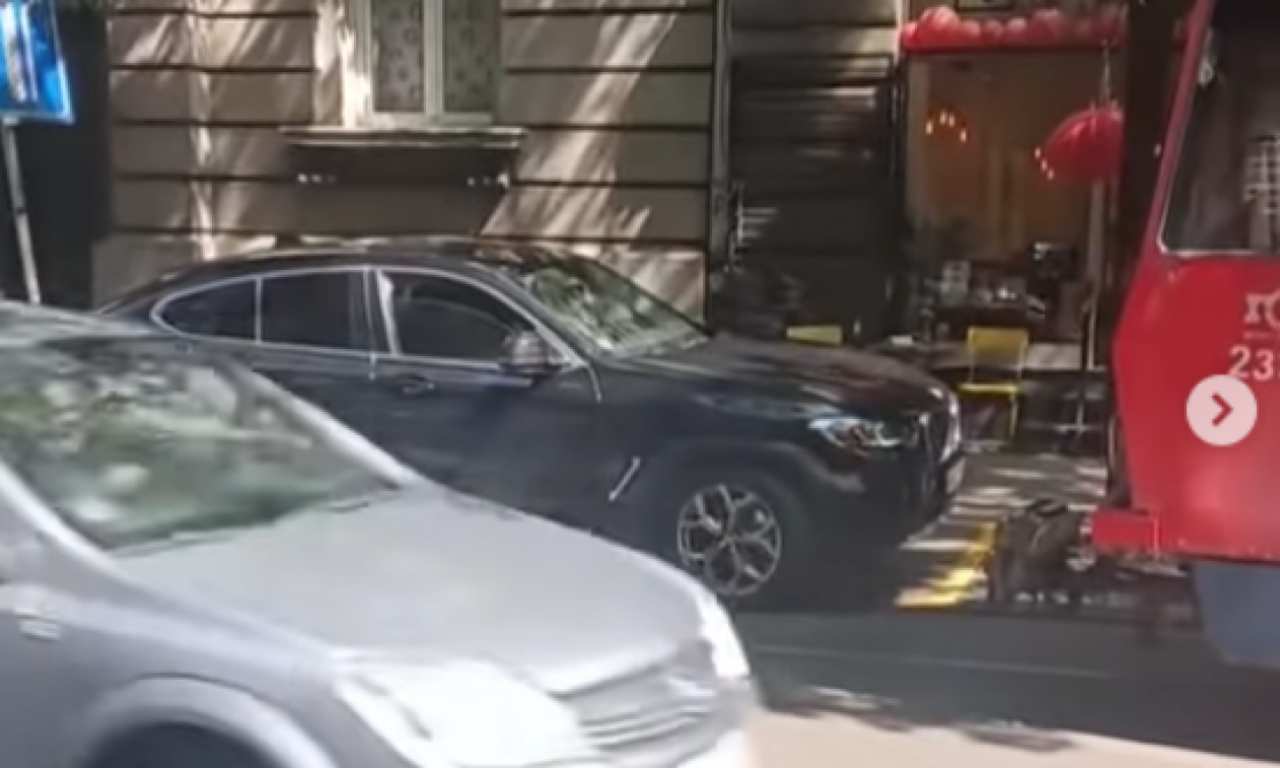 DEVOJKA U RESAVSKOJ NAPRAVILA HAOS: Parkirala na šinama, blokirala tramvaj i čitav saobraćaj (VIDEO)