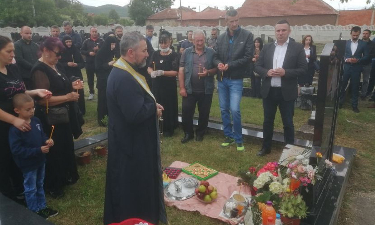 DIMITRIJE (17) UPUCAN IZ VOZILA U POKRETU: Obeležena 21. godišnjica ubistva mladića iz Gračanice