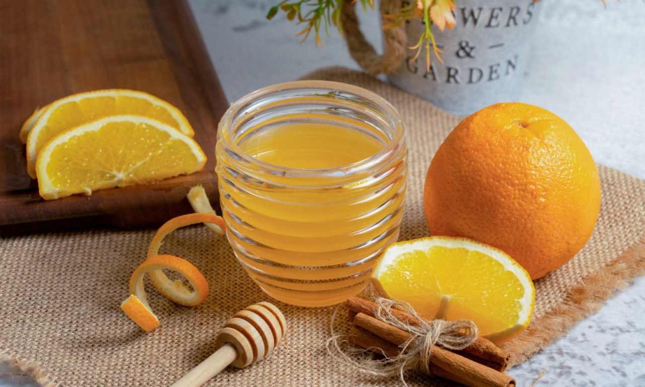 SPAVAŠ, A SALO SE TOPI Napitak od 4 sastojka koji čisti creva i skida masnoće sa stomaka i butina dok spavate!