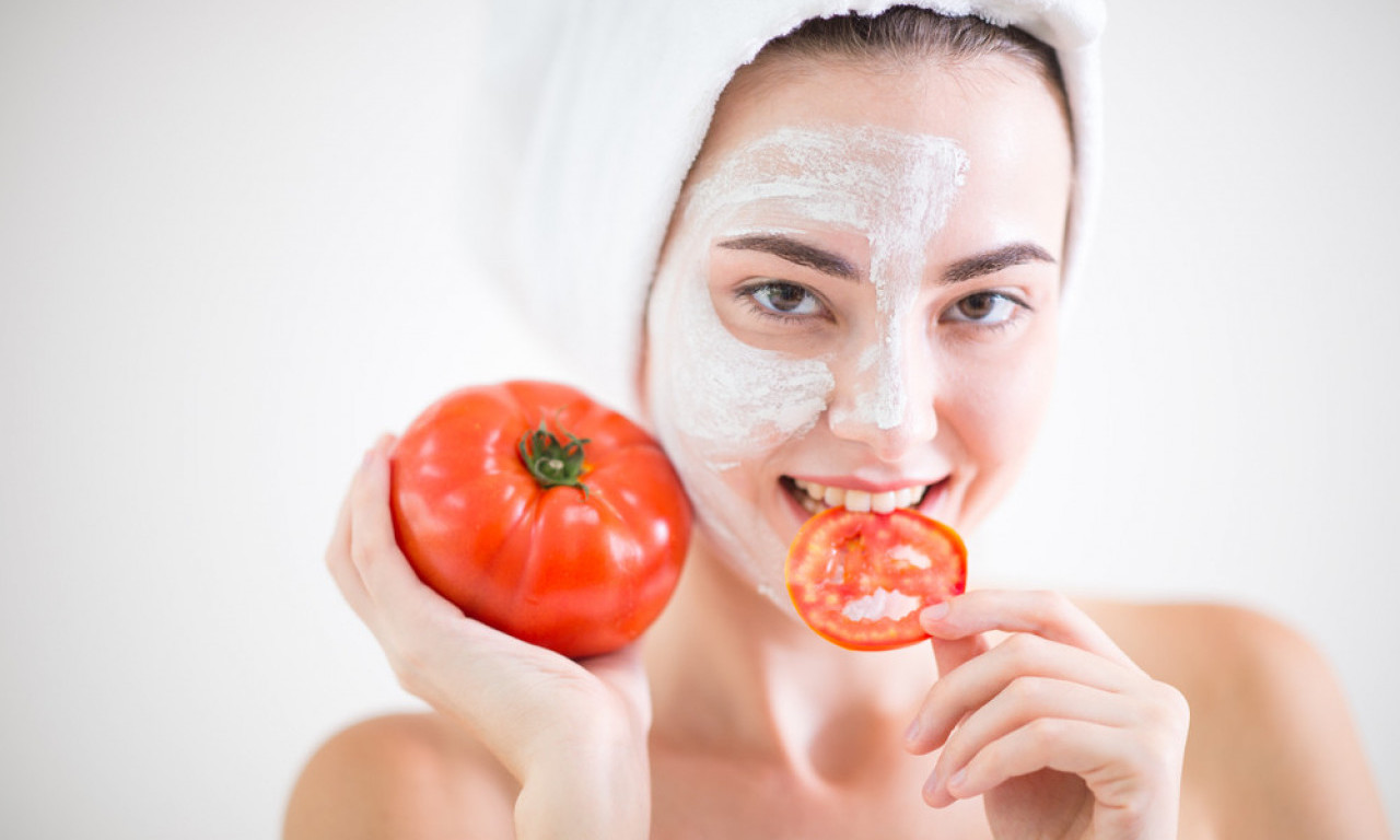STAVITE PARADAJZ NA LICE, A NE U SALATU! Evo zašto vam koža neće prestati da blista!