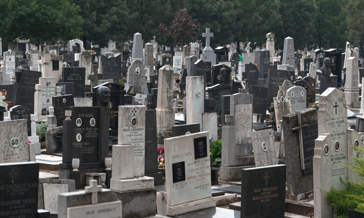 BIZARNA PLJAČKA NA GROBLJU U OVOM GRADU Lopov otvarao grobnice i krao dragocenosti