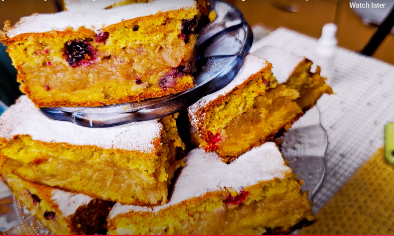 NAJSOČNIJI KOLAČ SA JABUKAMA I GRIZOM Izdašan, rastresit i vrhunskog ukusa za celu porodicu!