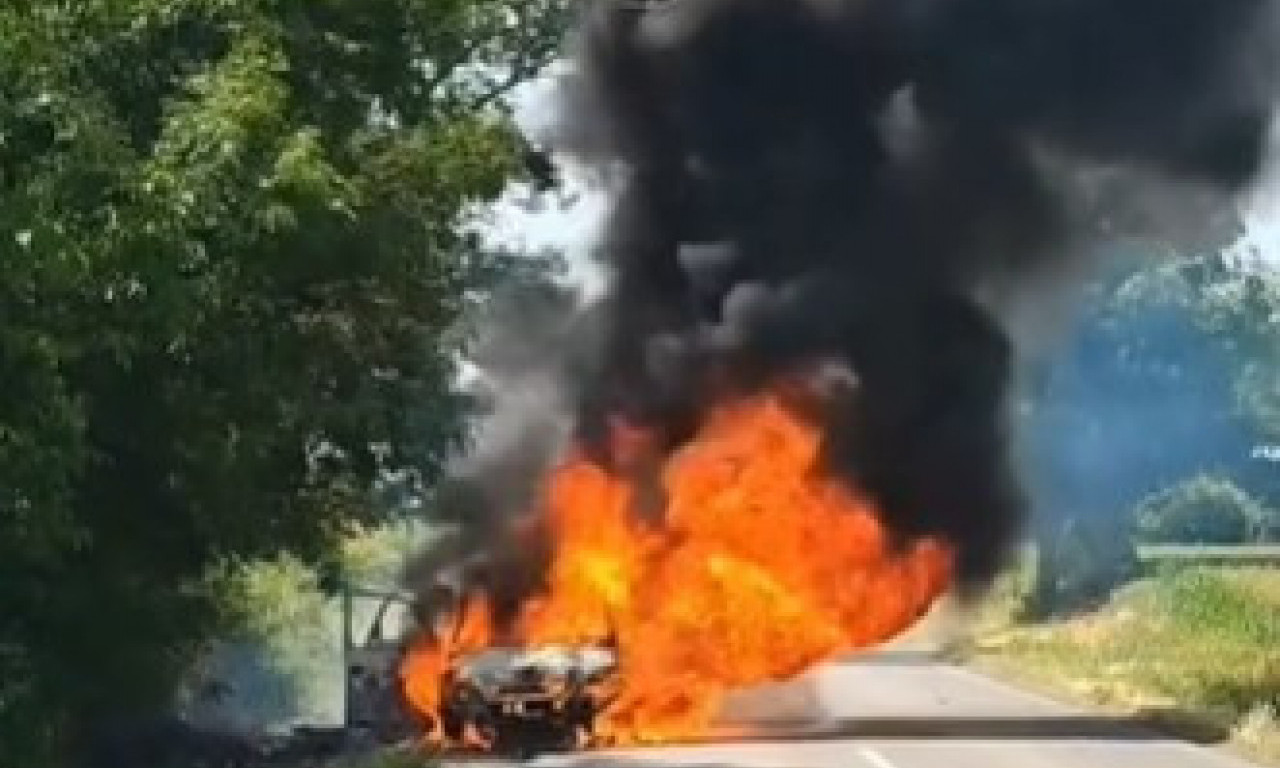 DEDA IZVUKAO UNUKU IZ AUTOMOBILA U PLAMENU Jeziv požar kod Inđije! (VIDEO)