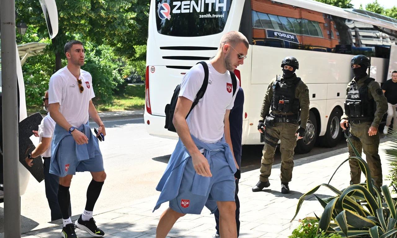 NAPETO U TIRANI: Fudbaleri Srbije stigli, policija opkolila hotel, velike mere obezbeđenja