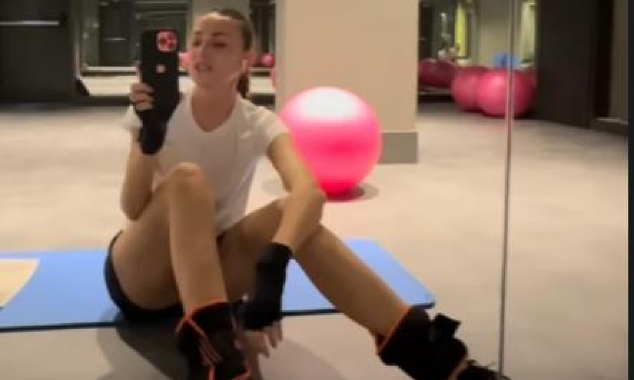 EMINA JAHOVIĆ OBJAVILA FOTOGRAFIJE IZ LIČNE TERETANE Jačem polu kad vidi poze neće biti dobro...