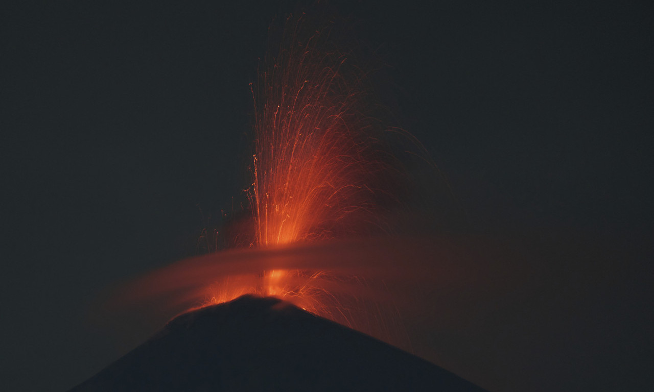 POSLE 30 SATI PAKLA, ERUPCIJA ZAVRŠENA Zbog vulkana Fuego evakuisano 800 ljudi (FOTO)