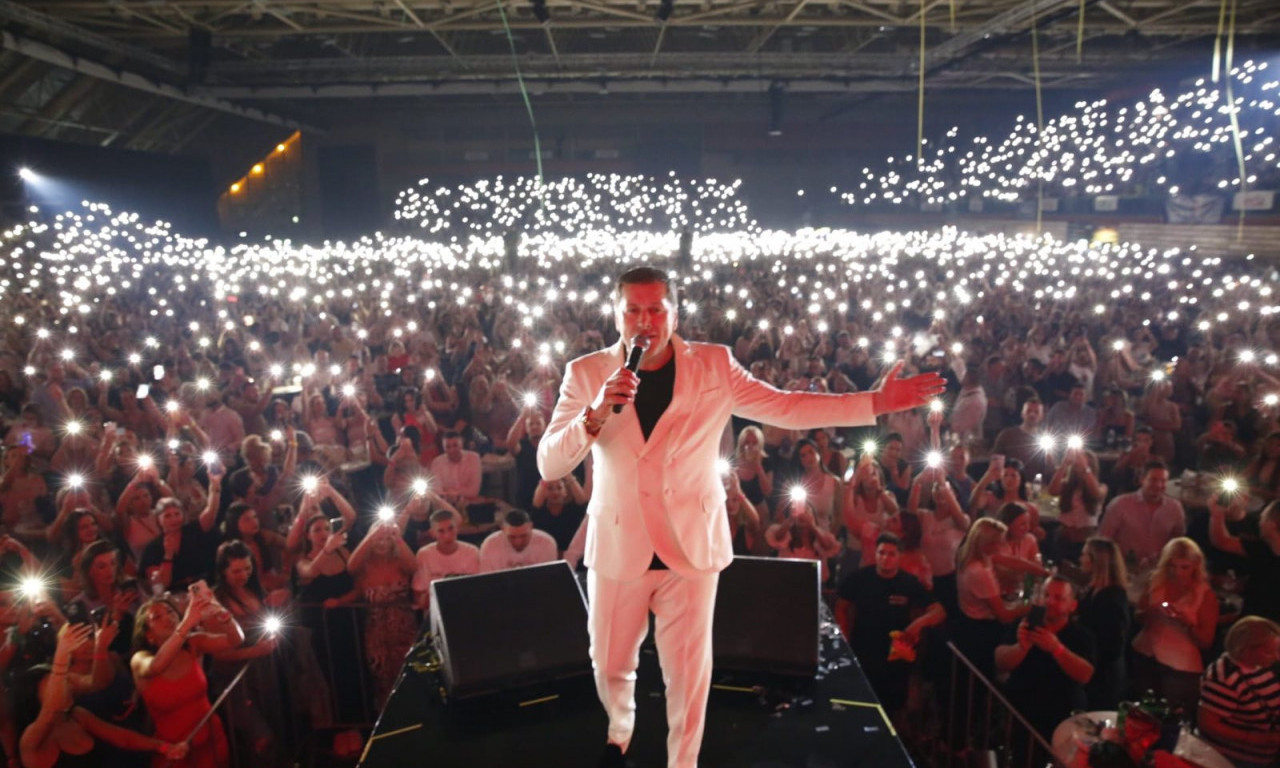 SARAJEVO DO ZORE PEVALO Aco Pejovic okupio 15.000 ljudi u Zetri, ovaj pevač mu je bio specijalni gost (FOTO+VIDEO)