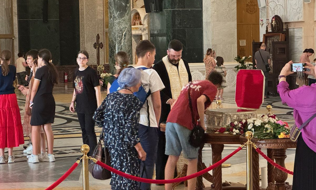 MORE VERNIKA PRED RUKOM SVETOG SAVE Beograd na nogama pred svetinjom (FOTO)