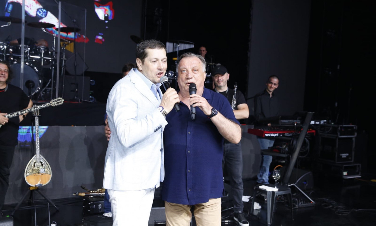 ŠTA SU TO RADILI PEJOVIĆ I BEŠLIĆ IZA SCENE? Publika u šoku kad su se pojavili zajedno na bini! (FOTO)