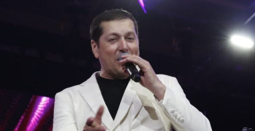 SPEKTAKL NA SCENI! Aco Pejović otkrio pol bebe bračnom paru na koncertu: "Onako je kako sam ti i rekao!" (VIDEO)