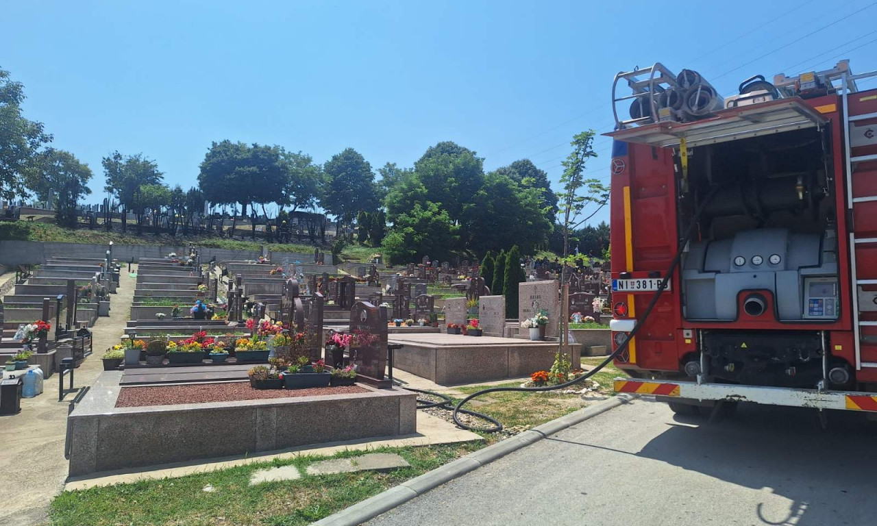 POŽAR NA ČAČANSKOM GROBLJU Ovo je vatra odmah progutala, vatrogasci reagovali (FOTO)
