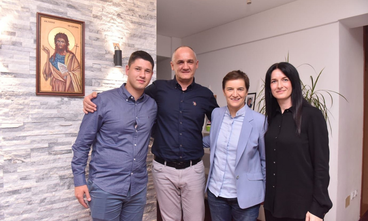 OSETILA SAM POTREBU DA ZAGRLIM NJEGOVU MAJKU Brnabić u Doboju posetila porodicu studenta Miloša Pavlovića (FOTO)