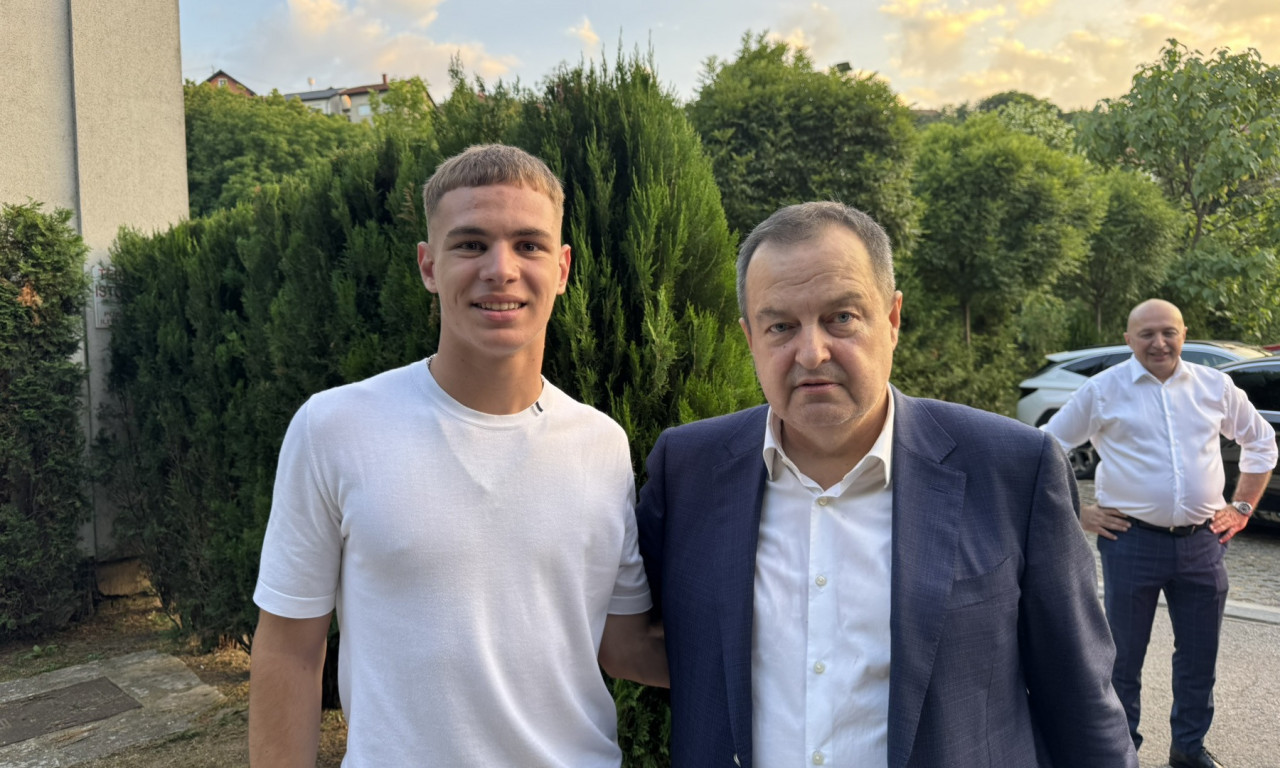 DAČIĆ NAPRAVIO FEŠTU NA ROĐENDANU MLADOG FUDBALERA ZVEZDE: Uzeo mikrofon, a onda su hitovi krenuli da se nižu (VIDEO)