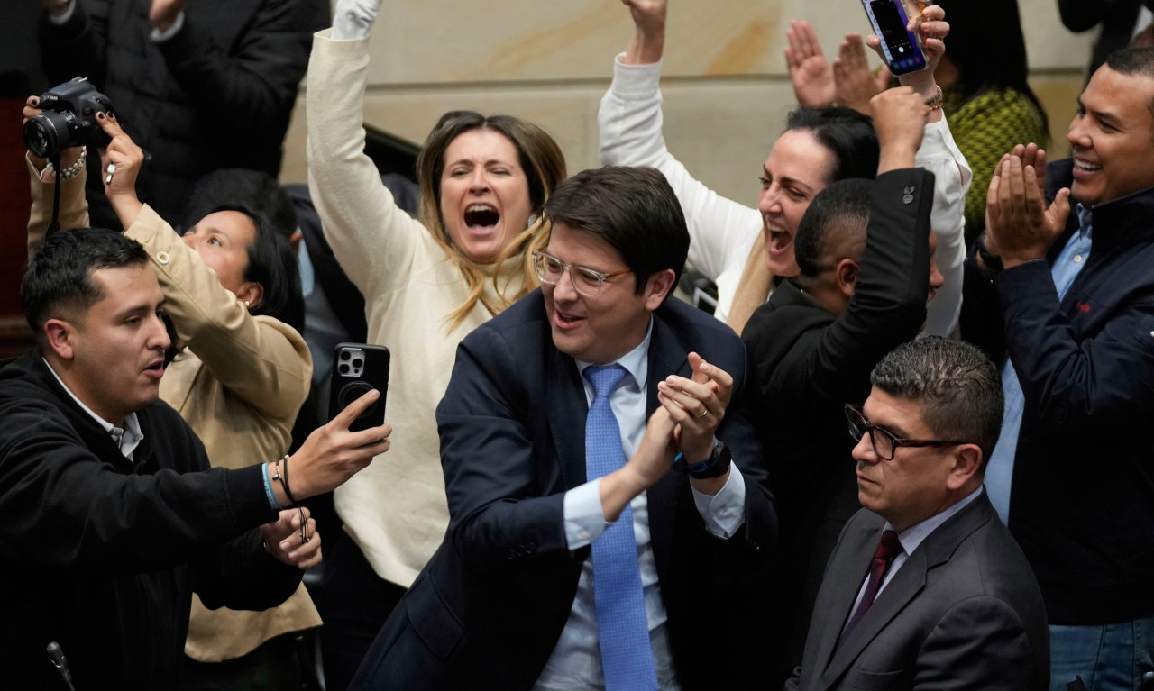 MAJKU UPUCANOG POLITIČARA ZVERSKI UBIO PABLO ESKOBAR Ko je Migel Uribe na kojeg je izvršen atentat u Kolubiji