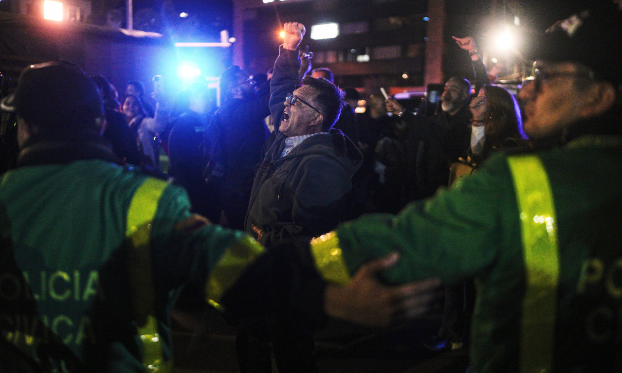 ATENTAT NA PREDSEDNIČKOG KANDIDATA Upucan u glavu! Pogledajte rafal, pa žestoku paniku građana (UZNEMIRUJUĆI SNIMAK)