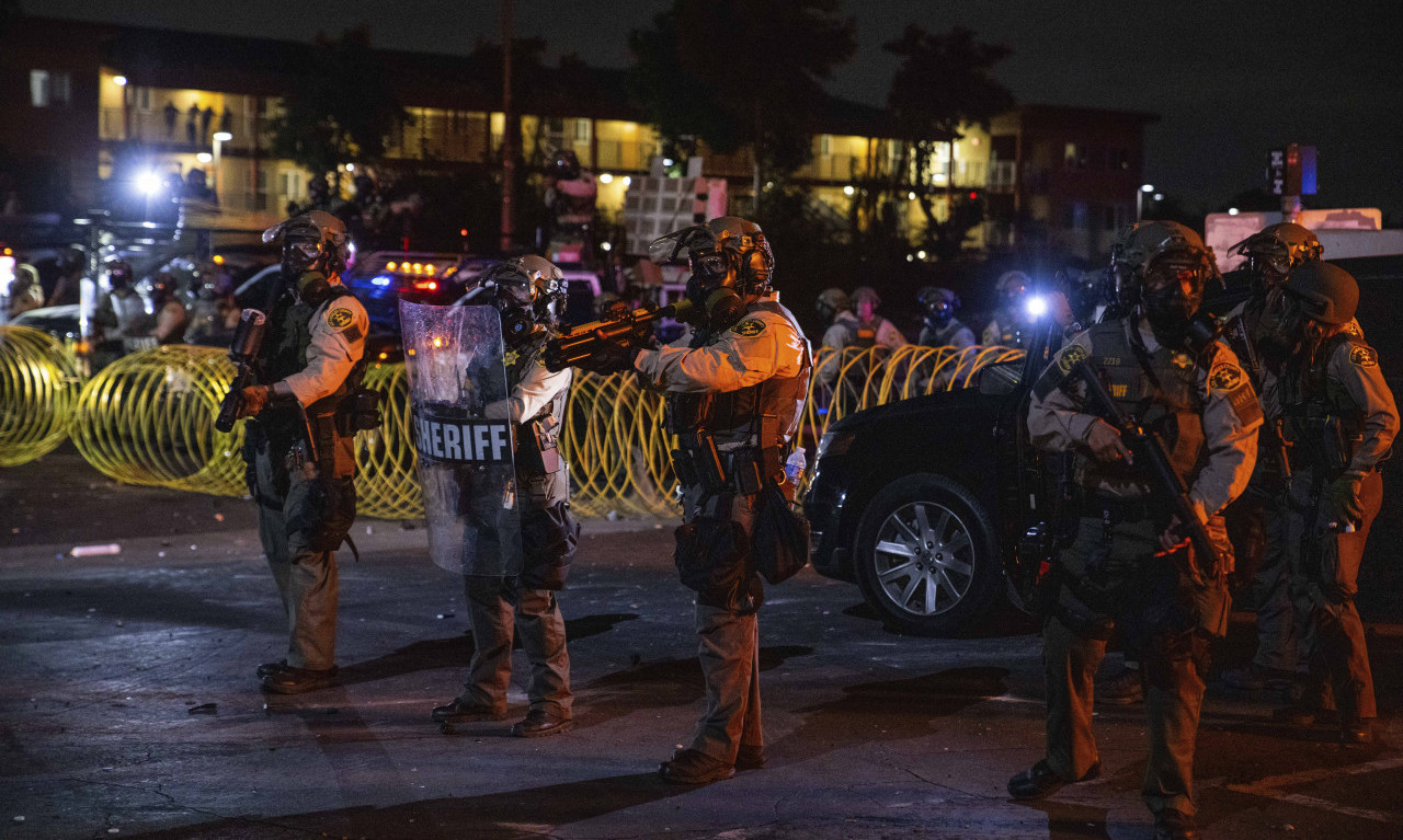 KRENULA MASOVNA HAPŠENJA Ovako izgleda policijski čas u Los Anđelesu , protesti u deset gradova u Americi