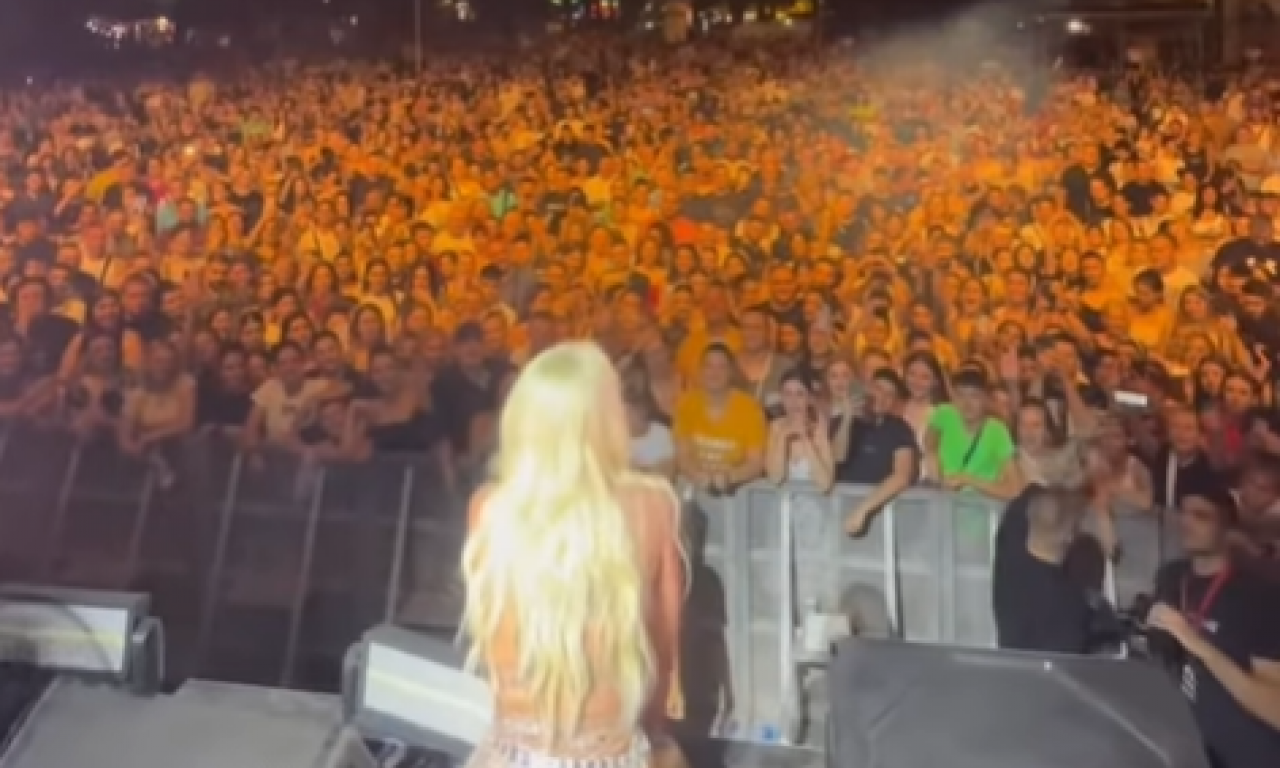 JK U IZAZOVNOJ HALJINI NA KONCERTU U ODŽACIMA Klekla, pa pomenula ugašen Instagram (VIDEO)