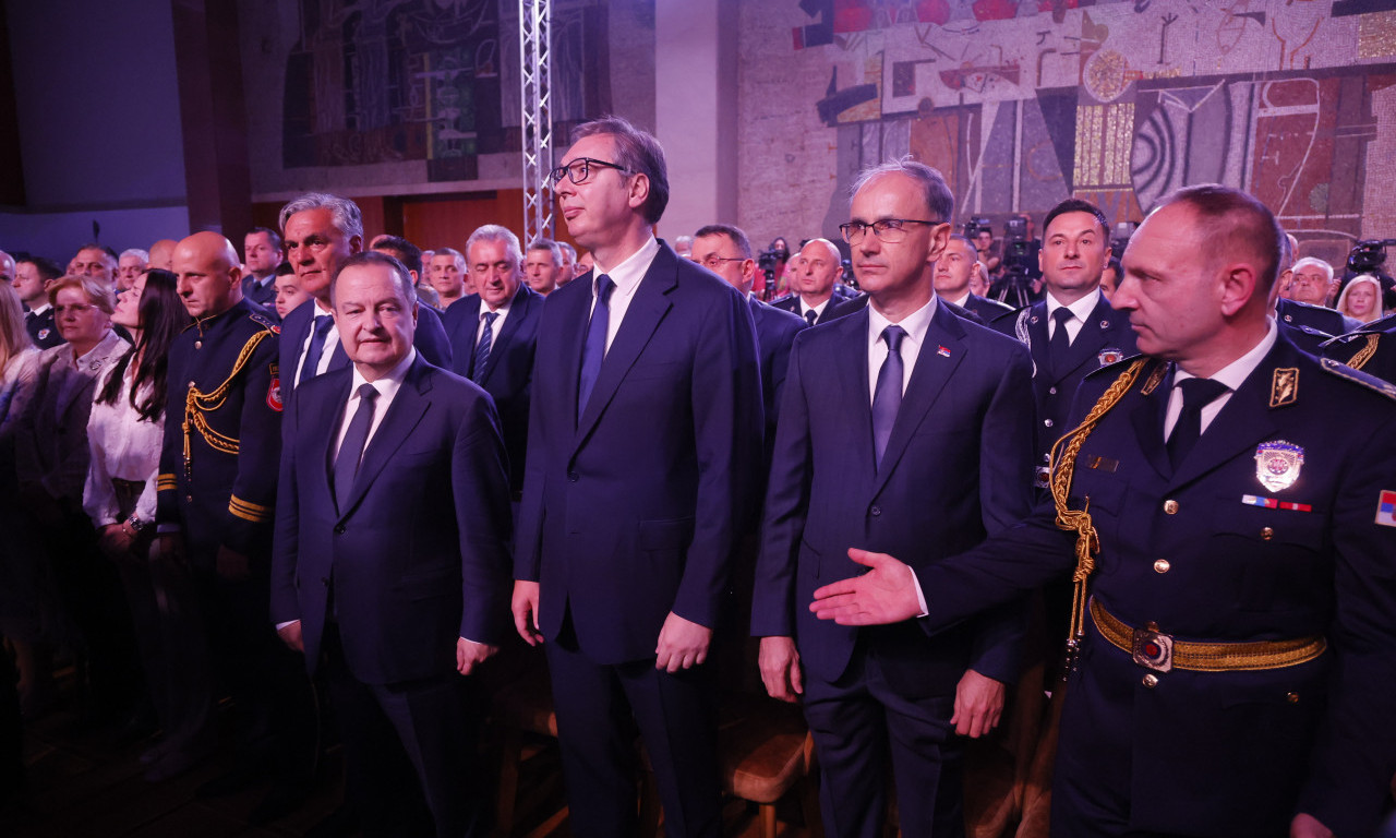 "SRBIJO, KOLIKO NAS KAŽE HVALA POLICIJI?" Vučić uručio medalje za hrabrost, zasluge i posvećenost službi (VIDEO/FOTO)