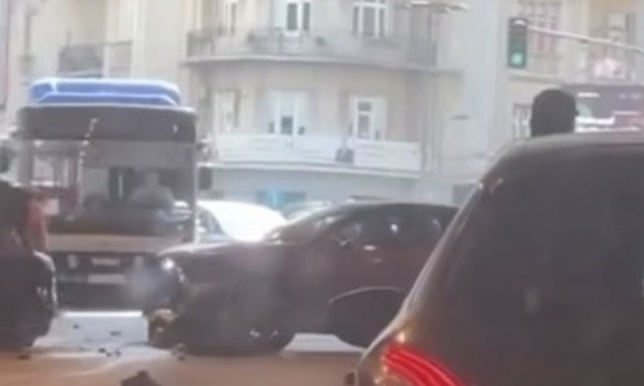 DELOVI VOZILA RASUTI PO PUTU Teška saobraćajka u Terazijskom tunelu (VIDEO)