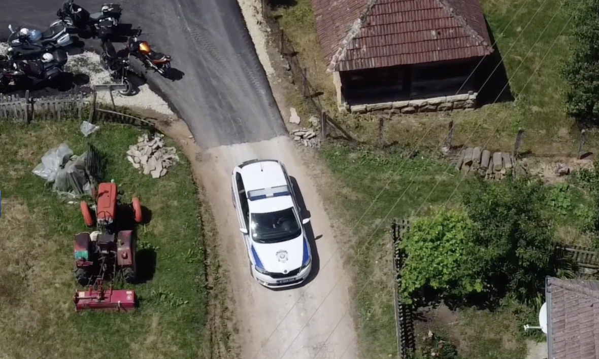 BLOKADERI SA BAJKERIMA UPALI U KUĆU BOŽOVIĆA KOD KOSJERIĆA Tvrde da je ovo tajni štab SNS-a! (VIDEO)