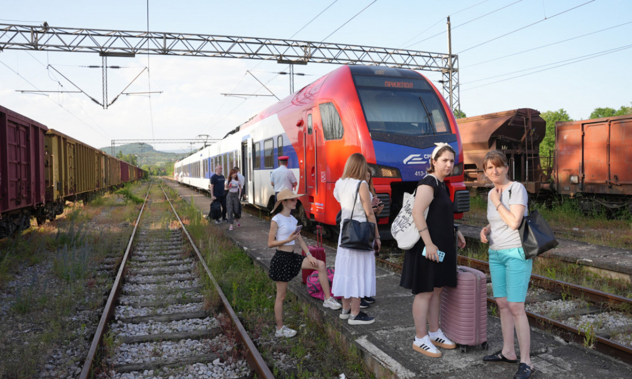 SUNCE ZAUSTAVILO VOZ Iskrivile se šine na pruzi Beograd–Bar kod Kosjerića, putnici čekali gotovo dva sata