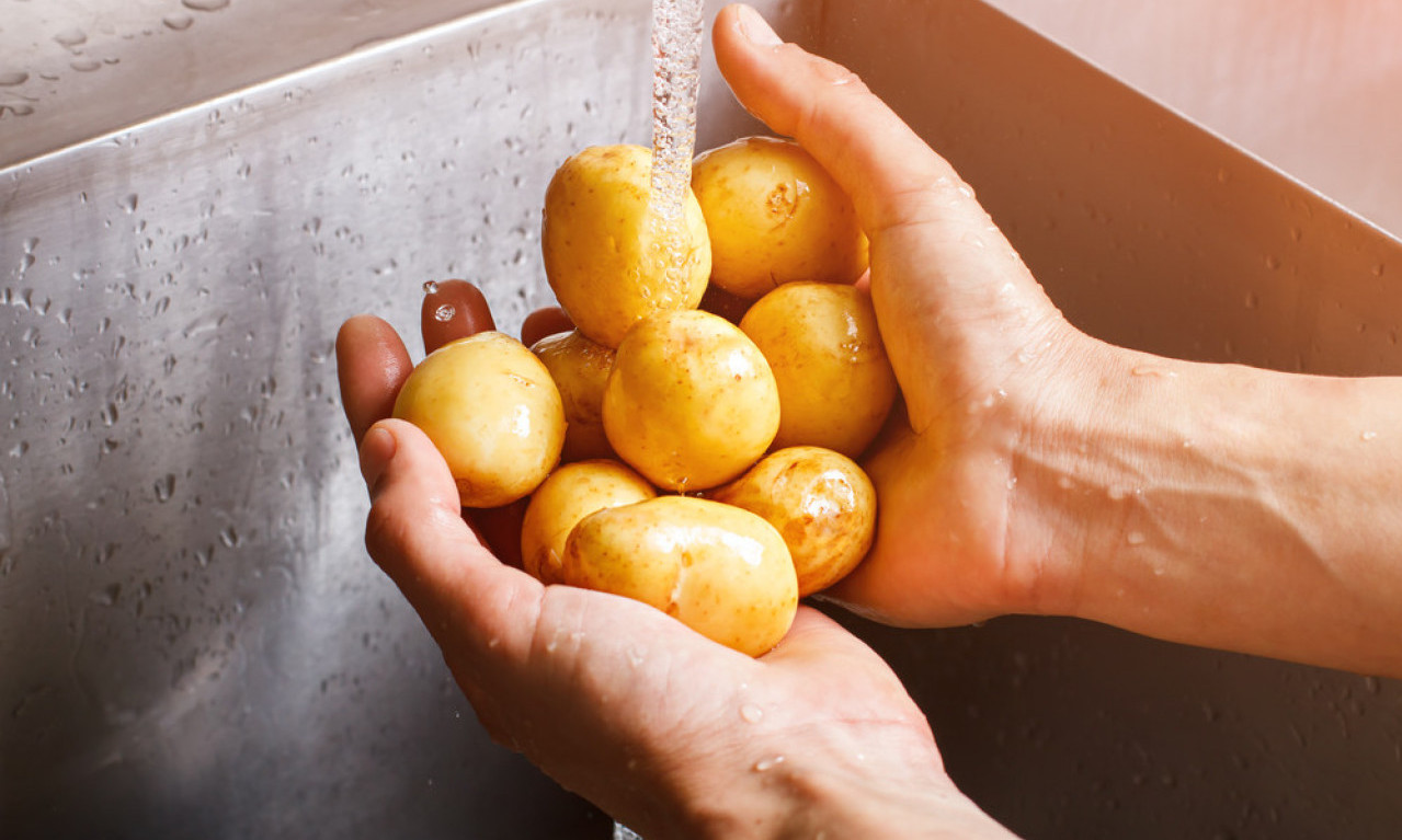 KAKO SE ČISTI MLADI KROMPIR? Za manje od minut uz ovaj trik sve je gotovo, nož vam i ne treba