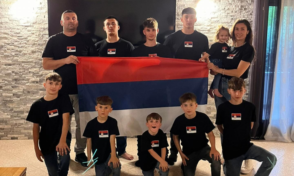 NAJSLAĐI NAVIJAČI SRPSKE REPREZENTACIJE Milićevići sa svoje devetoro dece oduševili sve! Ovako se voli Srbija (FOTO)