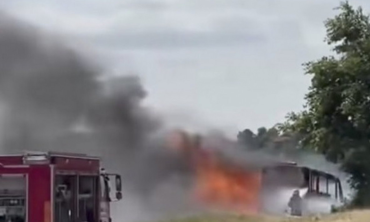 "OSETILI SMO DIM I SVE SE ZACRNELO" Zapalio se minibus pun putnika kod Užica, pogledajte jeziv snimak  (VIDEO)