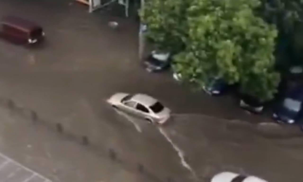 NEVREME SE PRIBLIŽAVA SRBIJI: Bukurešt paralisan, sve je pod vodom, otkazani letovi, stabla padaju (VIDEO)