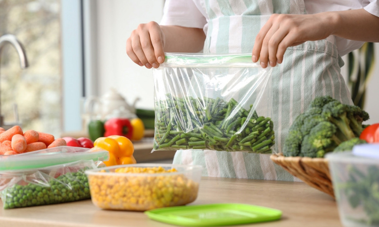 ZDRAVIJE IZ ZAMRZIVAČA NEGO SA PIJACE? Ovih 5 smrznutih namirnica čuvaju više vitamina nego sveže – i evo zašto