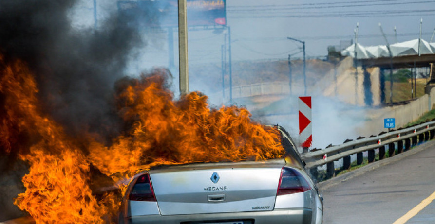 HOROR NA "MILOŠU VELIKOM"! VELIKI POŽAR ZAHVATIO OBE KOLOVOZNE TRAKE: Zapalio se auto, gorivo se razlilo po putu (VIDEO)