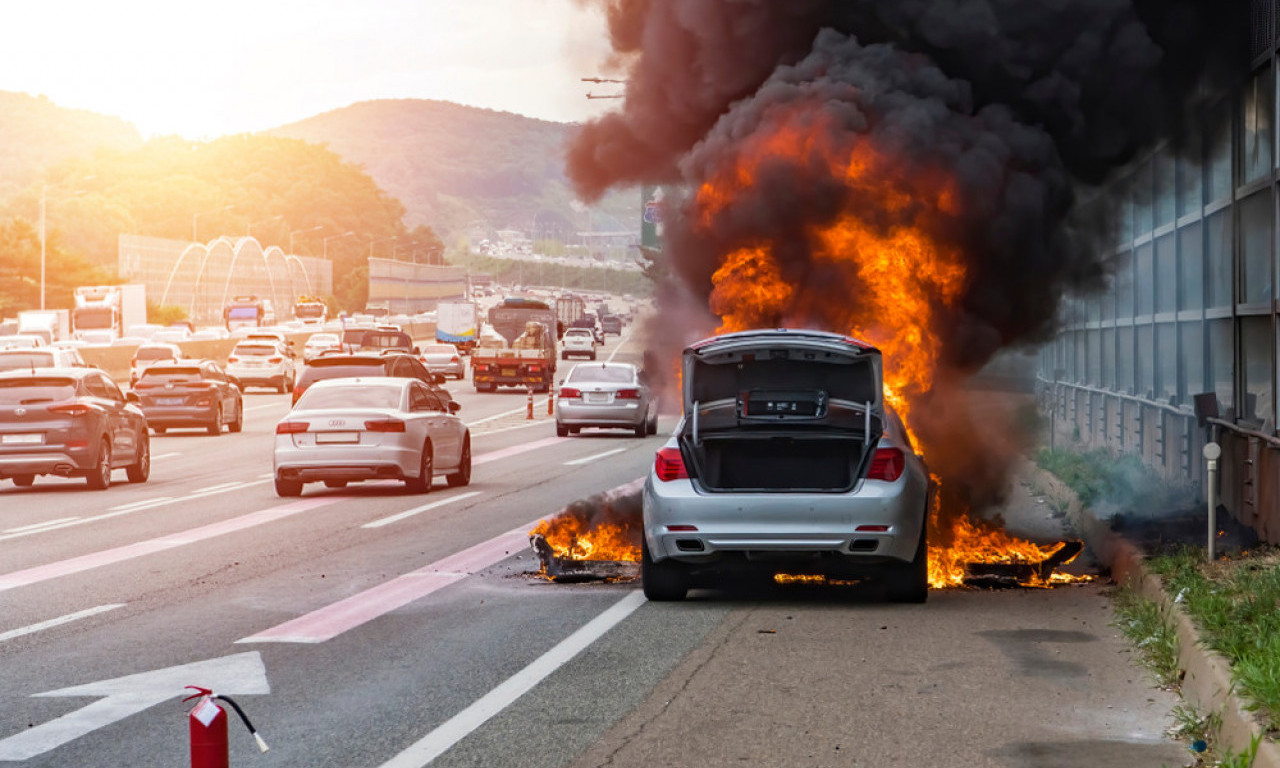 OVO SU NAJČEŠĆI UZROCI POŽARA NA VOZILIMA Na šta posebno obratiti pažnju