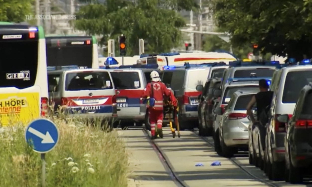 OVAKO JE TEKLA EVAKUACIJA UČENIKA IZ ŠKOLE U GRACU Kobre upale u objekat, uplašena deca bežala (VIDEO)
