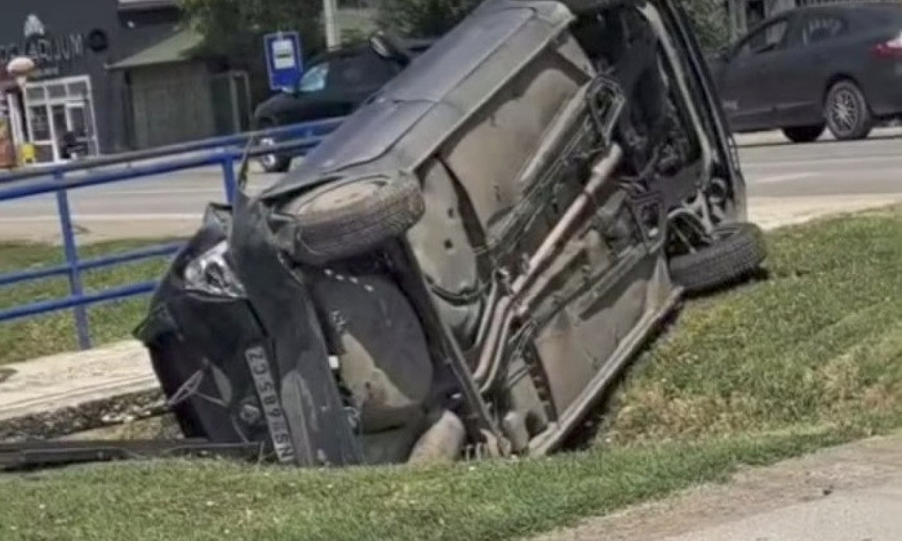 VOZILO SLETELO SA PUTA U SIRIGU Posle sudara završilo u kanalu (VIDEO)